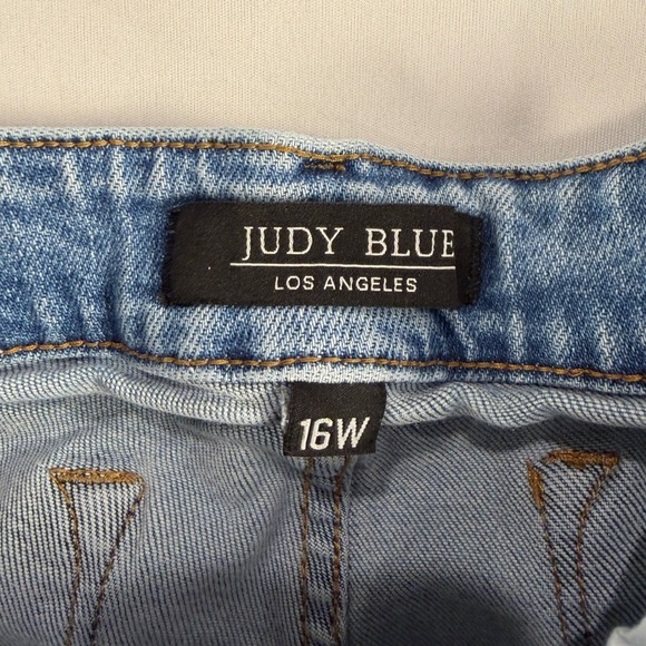 Judy Blue Jeans 16W Embroidered Sunflower Cuffed Ankle Light Wash Denim - Picture 6 of 9